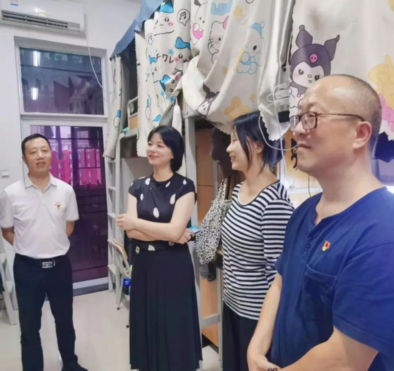 倾听心声 共话成长 —— 公司党委领导深入员工寝室践行育人使命