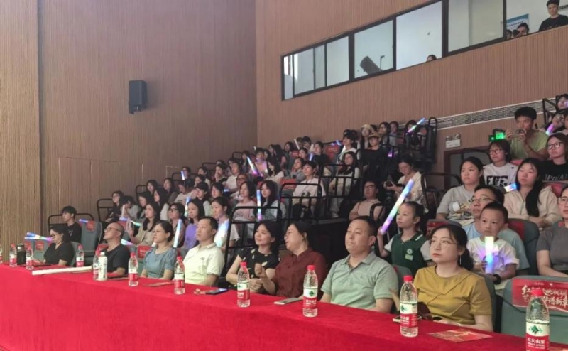 云顶国际vip.888“红色薪火映湖湘，艺旅风华谱新章” 	主题晚会震撼上演	